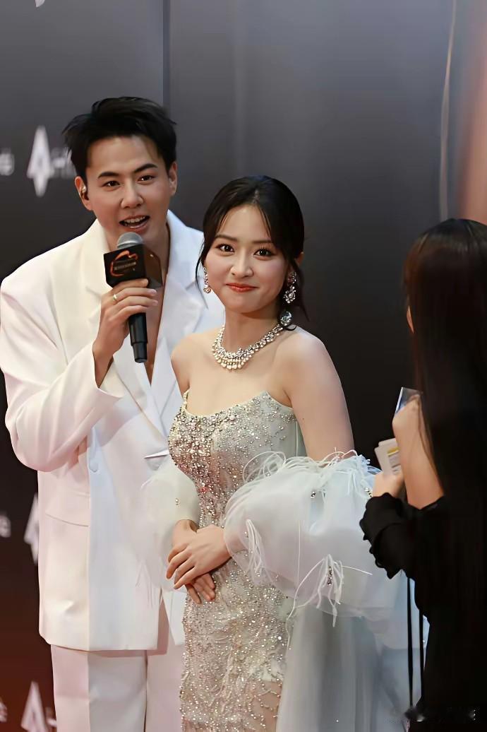 这是沈月吧？很漂亮，但事业线一定是垫出来的！
