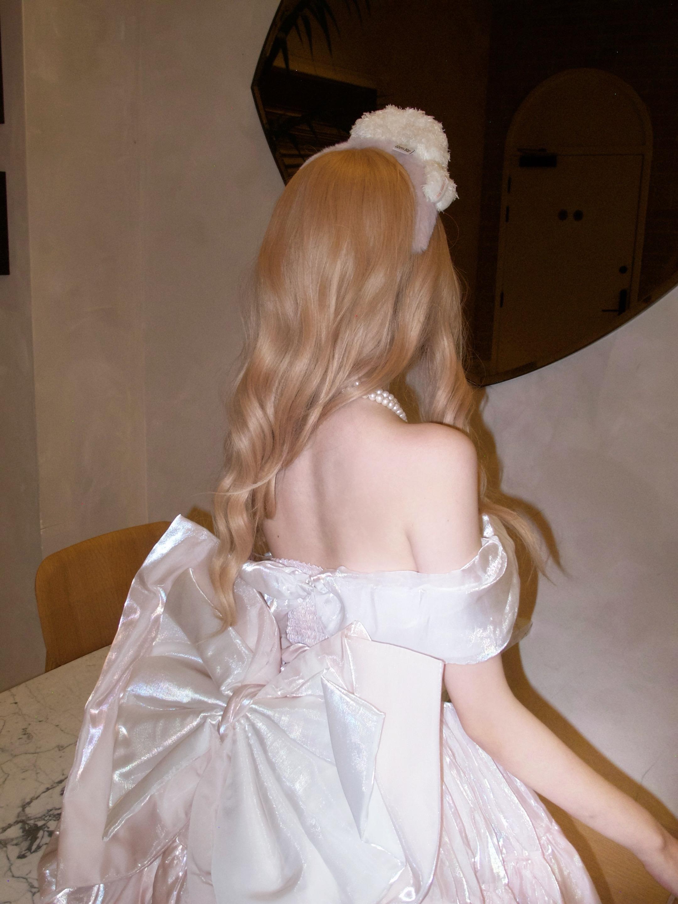 有时候想跪下来求命运看看垂怜我 发现比膝盖先落地的 是我的眼泪