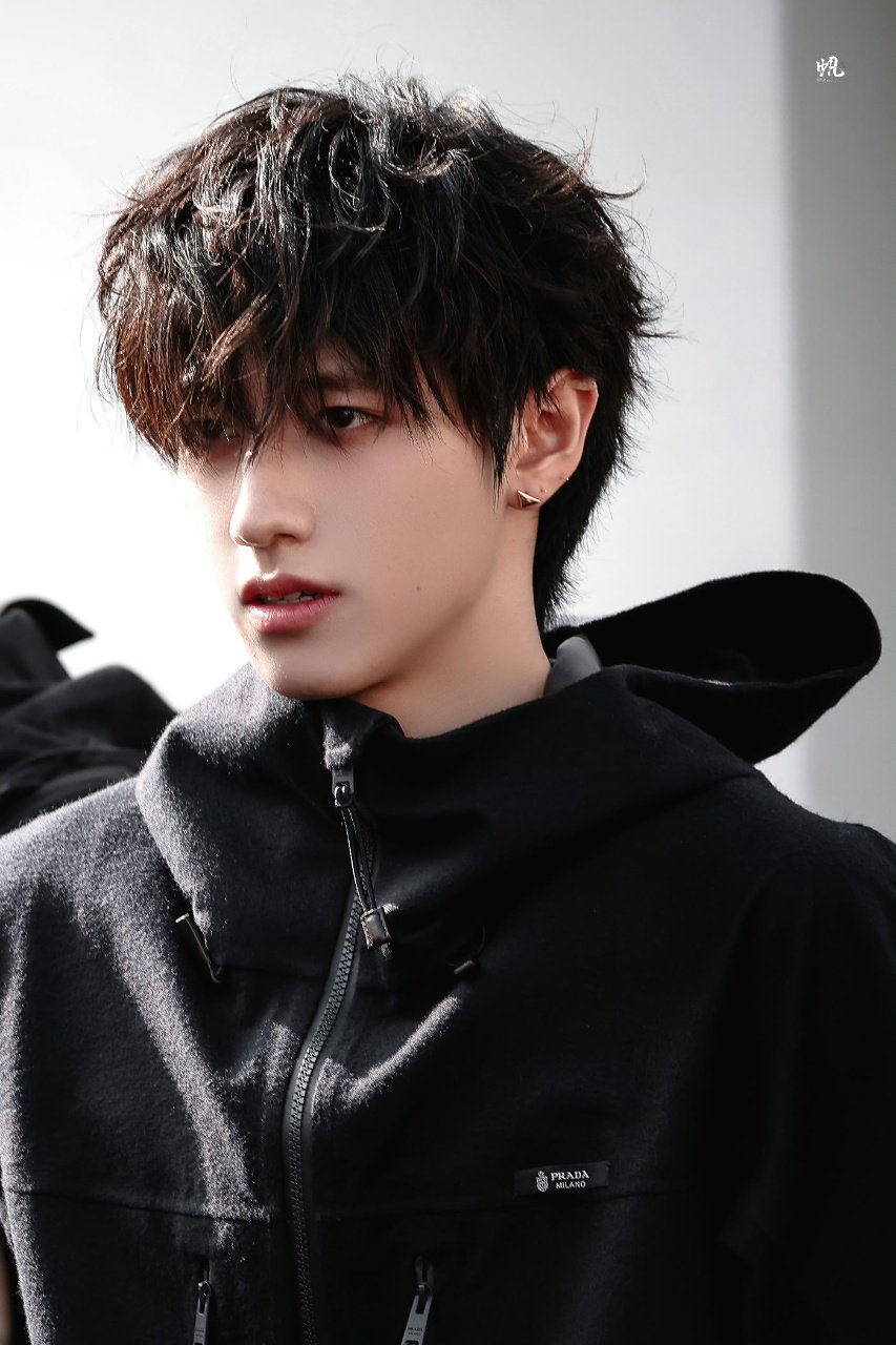 朱志鑫参观Prada基金会朱志鑫小卷毛allblack 朱志鑫小卷毛allbla