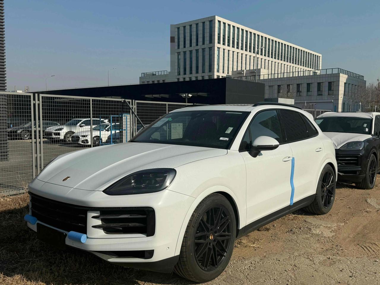 2025款保时捷卡宴逐梦版白外红内这搭配，简直绝了！官方指导价91.8万，选装完