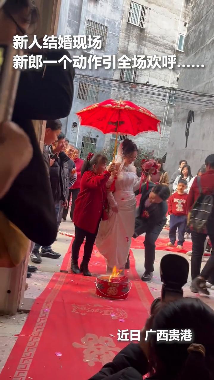 新人结婚现场，新郎一个动作引全场欢呼。
近日广西贵港，祝福幸福美满。