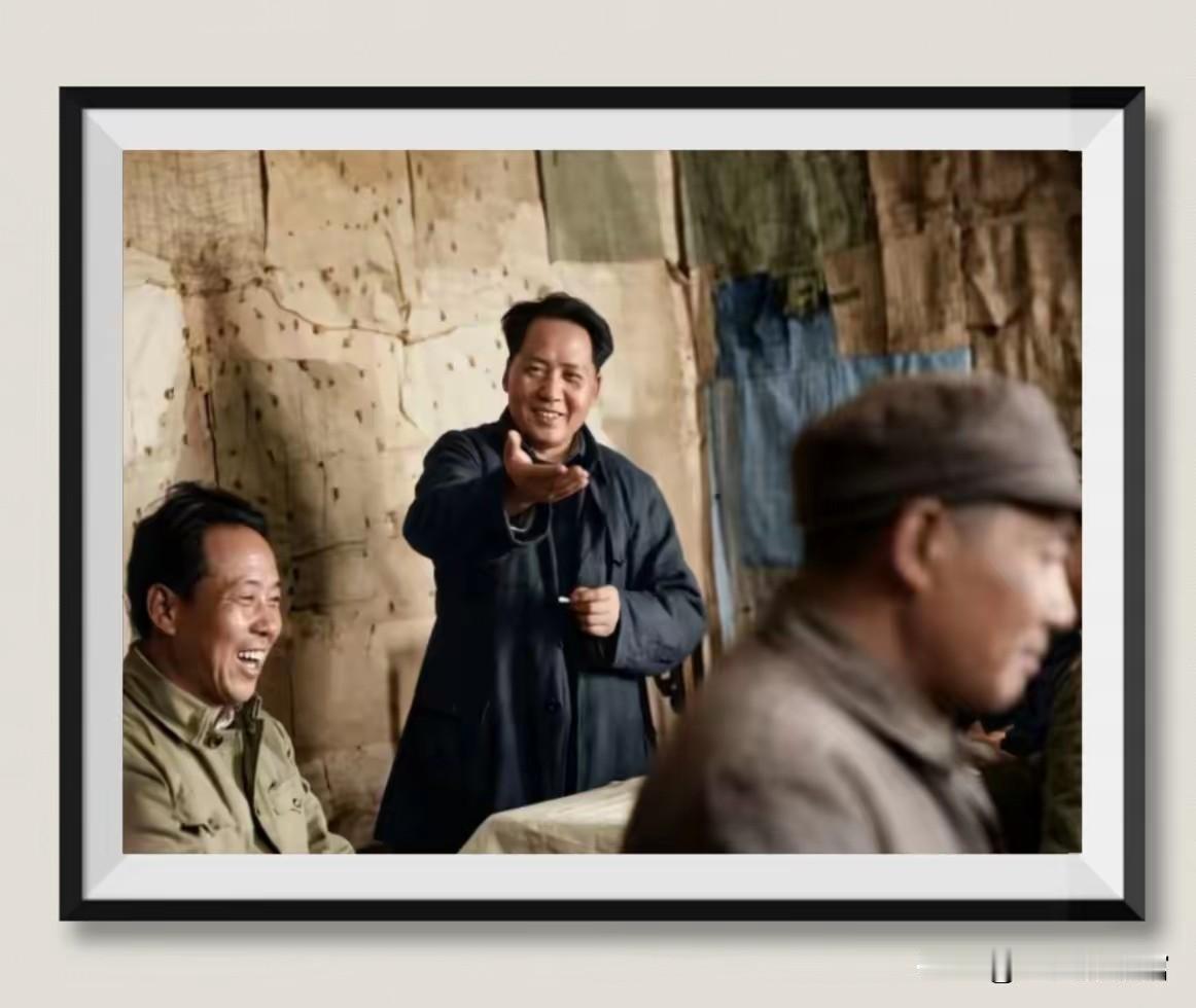 画面中毛主席手持香烟，面带笑容，正以手势和与会者亲切交流，展现了领袖平易近人的形