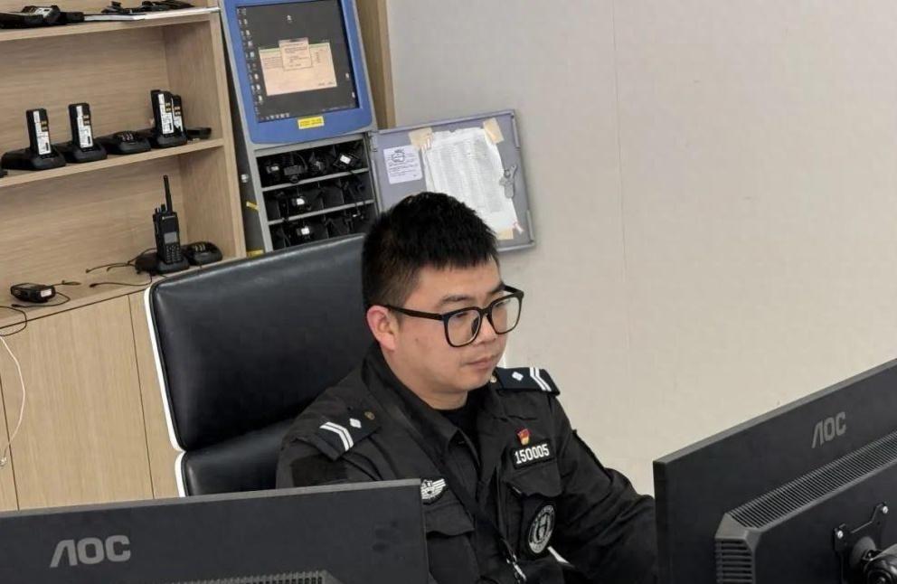 辅警副所长上岗后，民警并非对辅警“不管不顾”。
辅警副所长的职责定位为“管理辅警