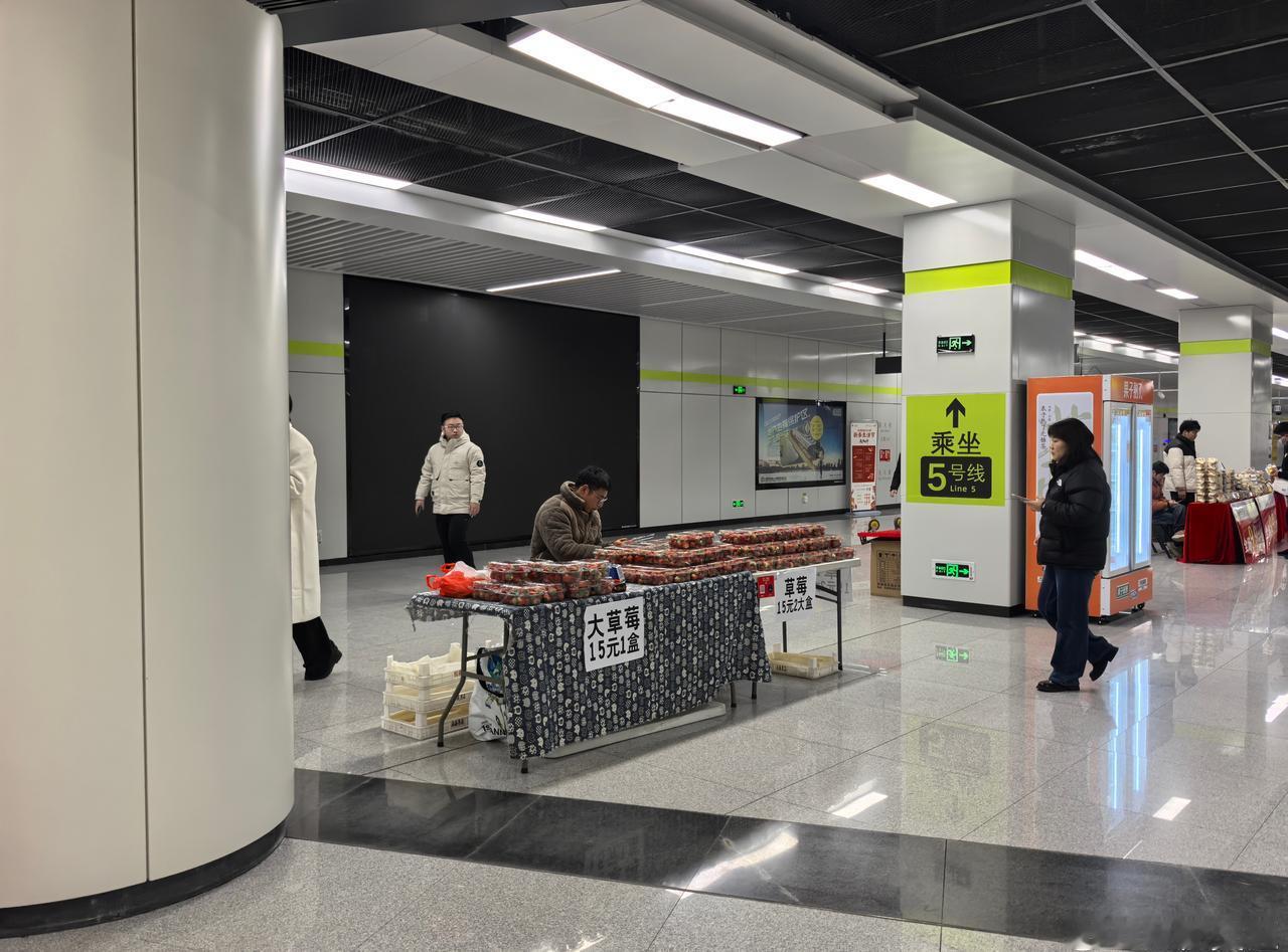 合肥地铁内销售合肥特色土特产，这个要点赞！合肥地铁 ​​​