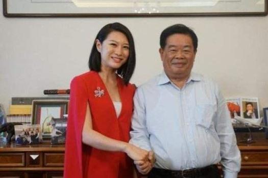 1971年，曹德旺当炊事员时，发现有女人偷东西，抓住她后，女人立马求饶：“只要你
