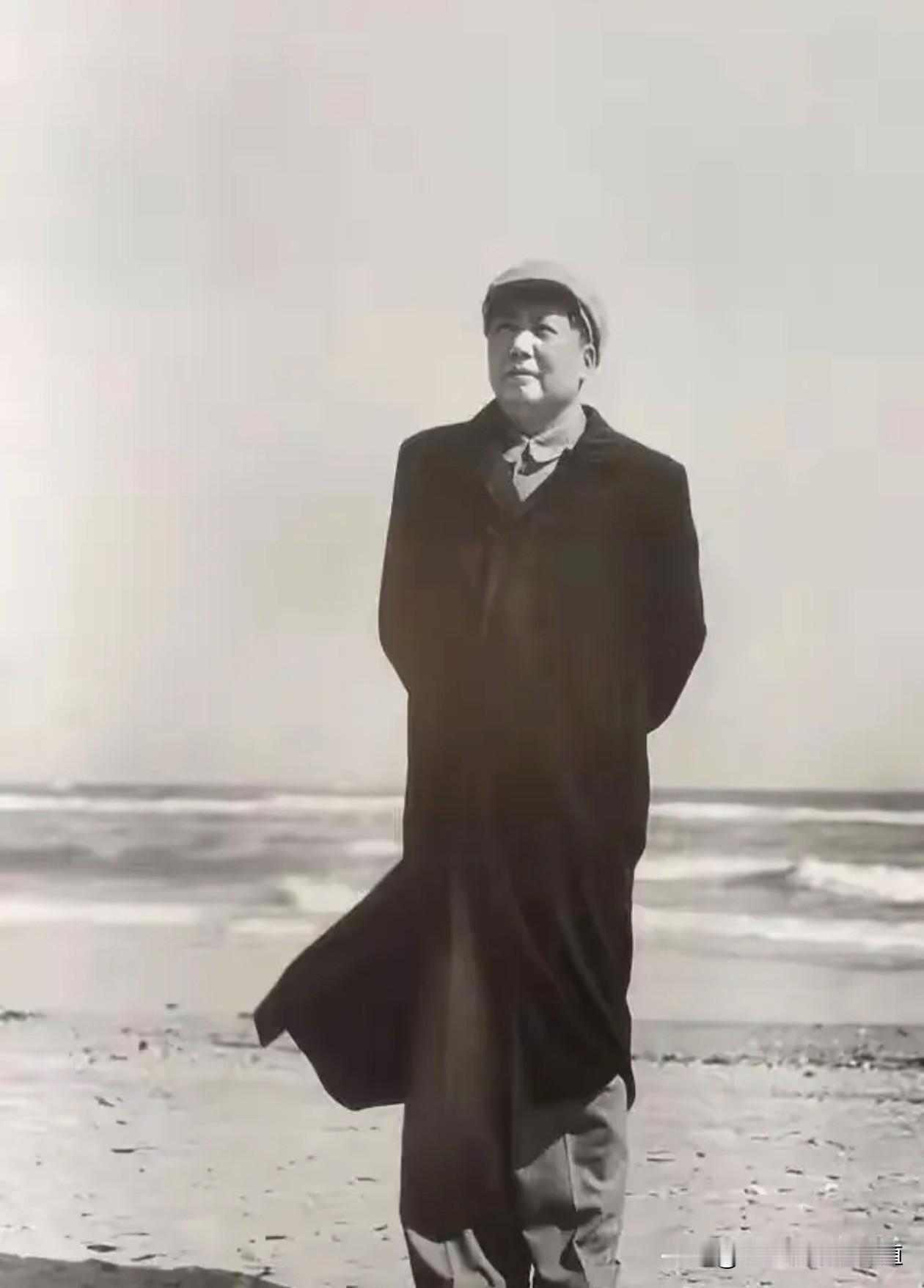 1954年的夏天，
毛主席在北戴河的暴雨狂风里，
就有过这样的时刻。
就是在这样
