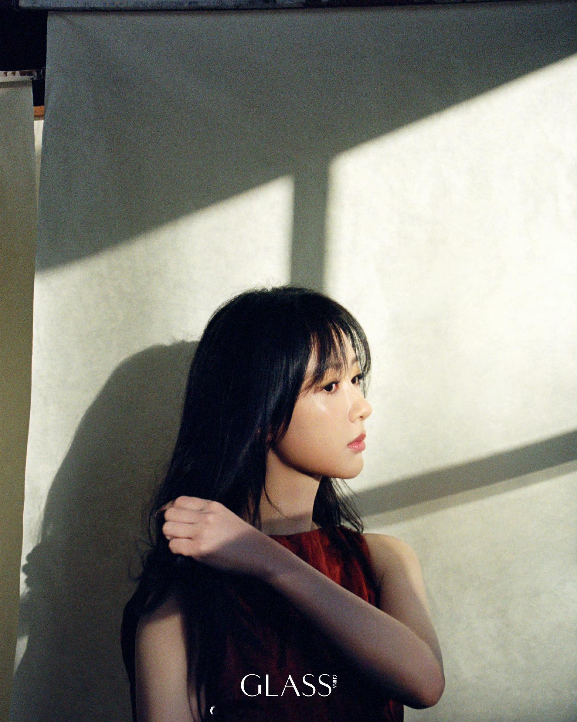 杨紫《Glass中文版》2026开年封面大片来啦，呼应《祯娘传》宣纸文化主题，返