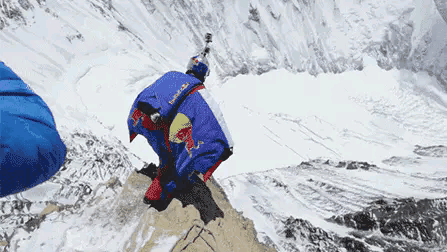 在意大利南蒂罗尔州的多洛米蒂山脉，一场翼装飞行竟成了年轻生命的终点，引发了全球极