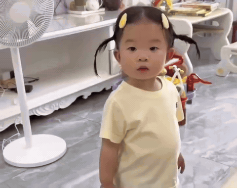 6月15日，妈妈的耳机不见了，足足找了一个月，谁承想竟是被女儿放在了洞洞鞋上。她