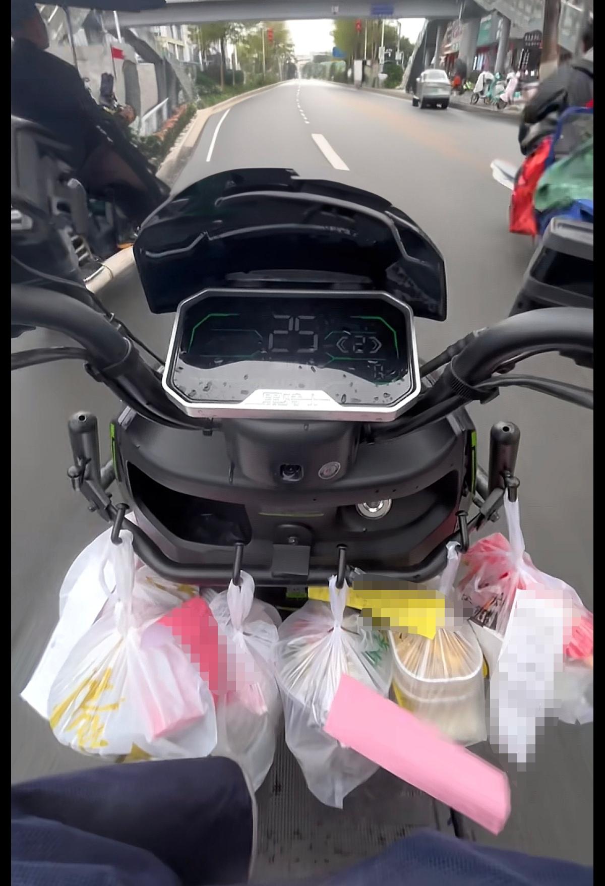 这辆电瓶车，改装过后，还可以挂这么多份外卖。这位小哥安装的这一圈挂钩，倒也是很适