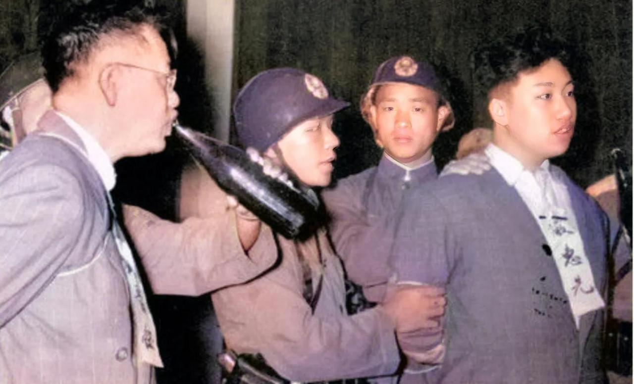 1950年7月17日，台北马场町刑场，一个男人被反绑双臂，宪兵端起酒碗灌下断头酒