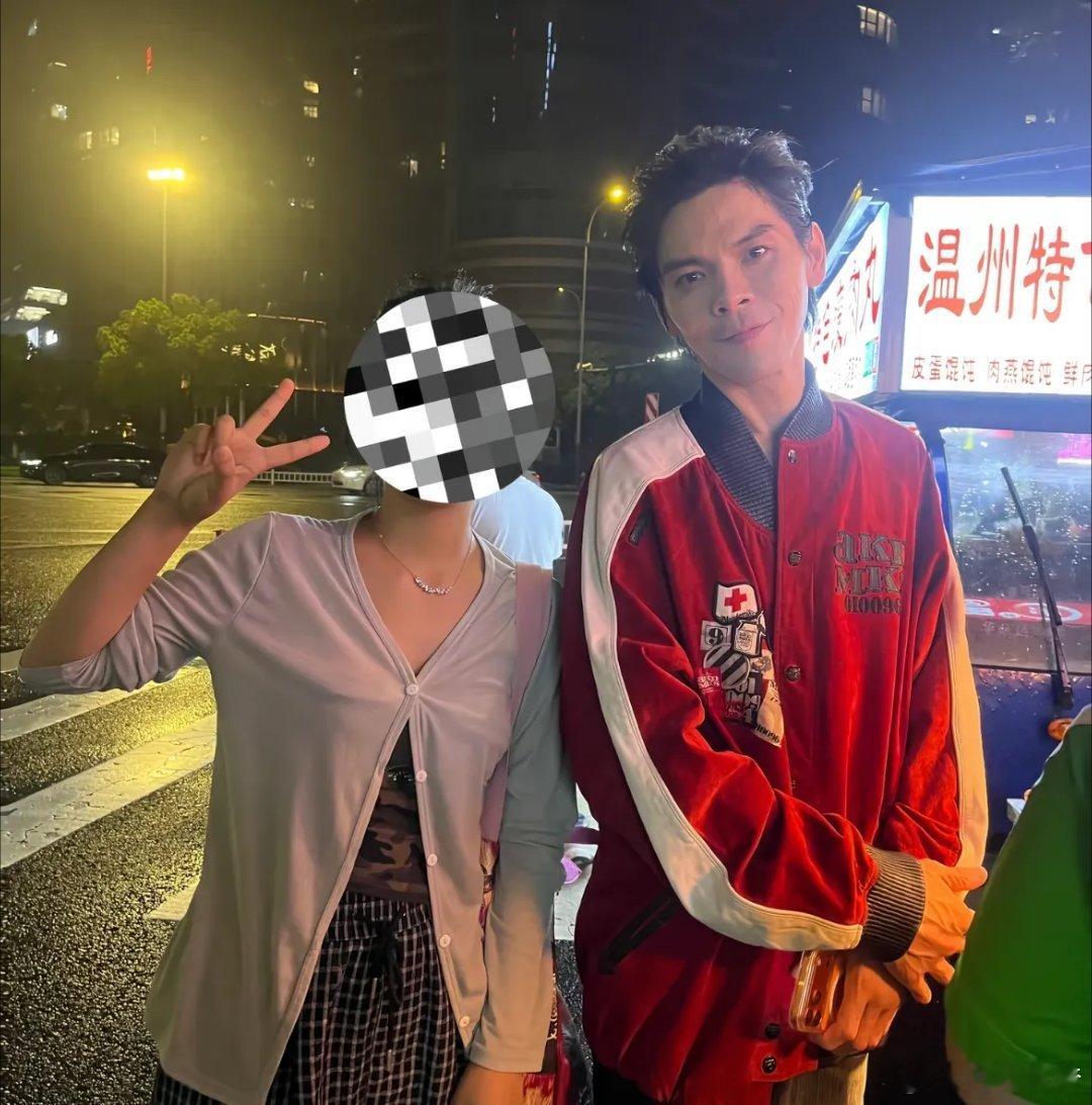 路边摊偶遇向佐端午节偶遇向佐吃路边摊曝光的画面中，向佐穿着简单，与此前的“傲气”