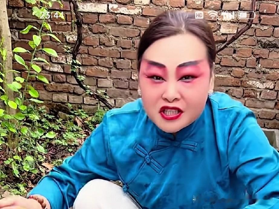 河南民营豫剧团赴乡间演出，演员们化好妆，蹲在地上，就着一碗烩菜配一个馒头便把午饭