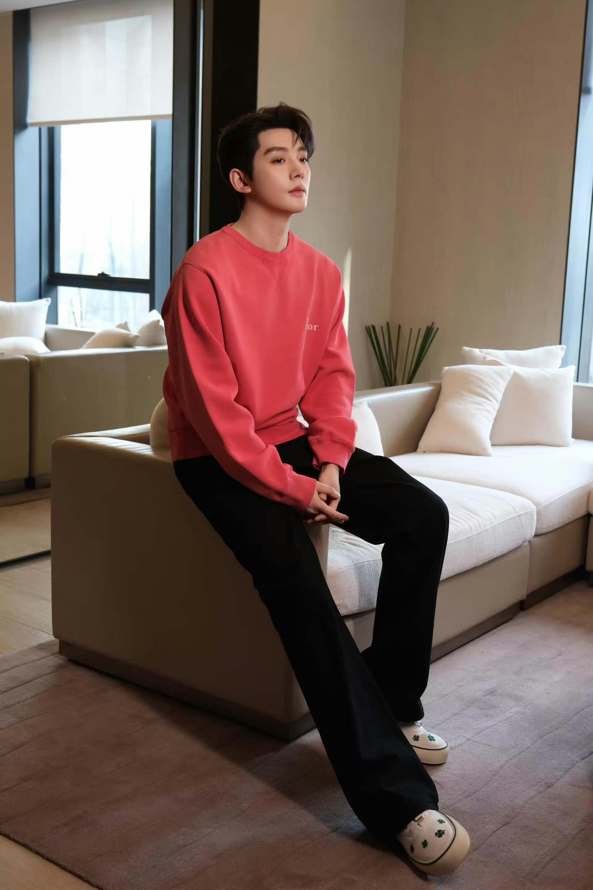 新鲜的邓为📷，戴帽子格外好看呢 