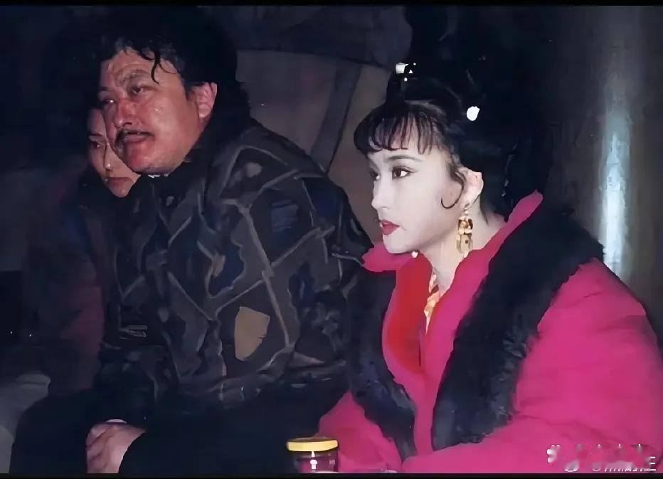 1994年，刘晓庆在电视剧《武则天》拍摄现场与导演陈家林的一张留影，刘晓庆已经画
