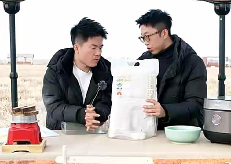 “格局大到对手服！”董宇辉在盘锦溯源卖大米，带货130万单不算奇，更让人惊叹的是