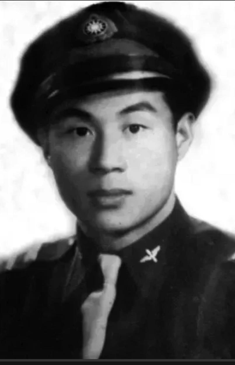 1983 年，县领导下乡到孙家村，一位老农烧水招待。他瞥见老人利落站姿与空军拉练