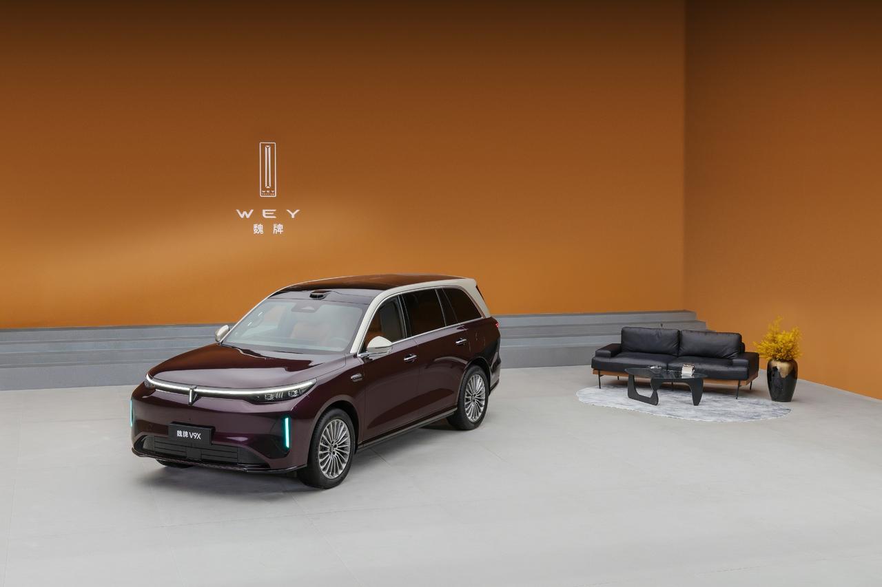 魏牌V9X，定位“AI豪华六座旗舰”，是真懂中国家庭要什么。

终于有一台车不追
