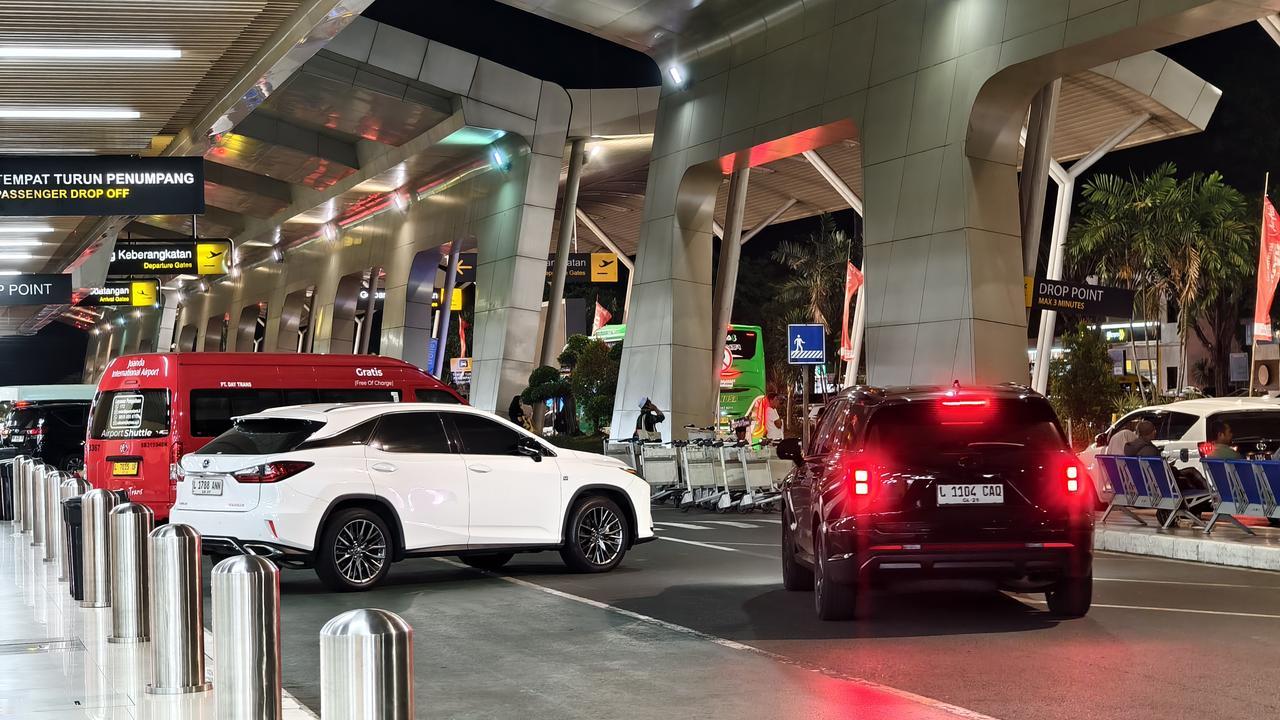 抵达印度......尼西亚
准备打入门级boss
出机场就看到满地五菱
GRAB