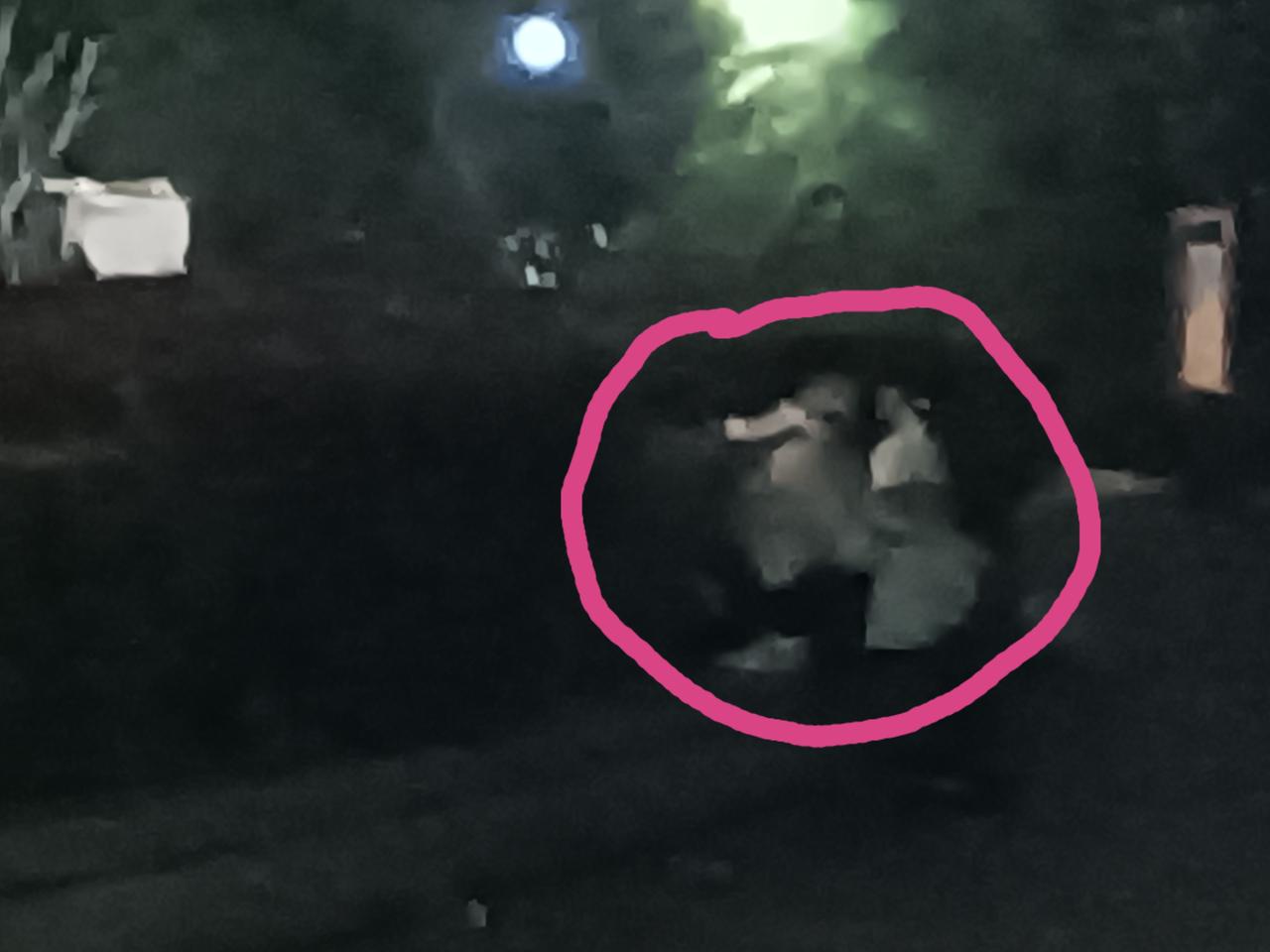 现在青少年早恋值得重视！3月20日（周五）晚公园散步，遇到两对学生模样的孩子，不