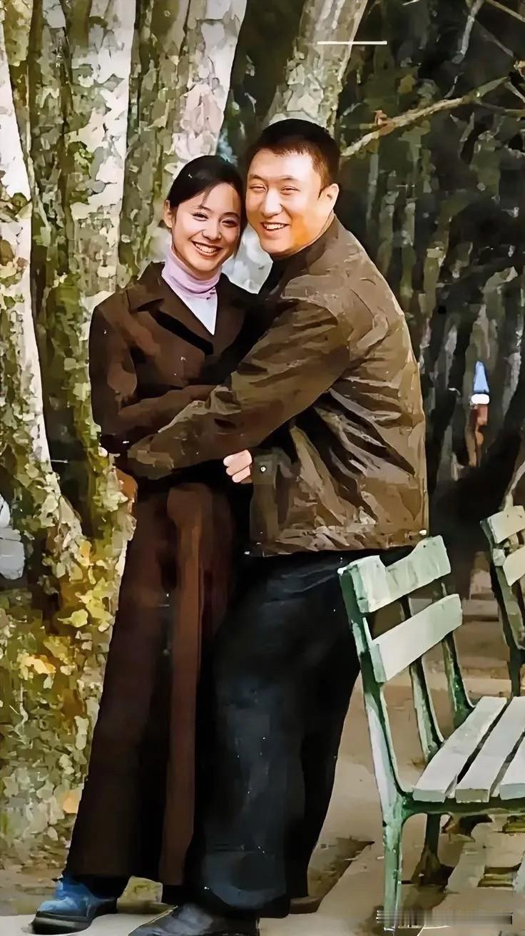 到底是哪一位美女能让孙红雷乐的都几乎看不见眼睛了，五官精致，甜美微笑，性感迷人，