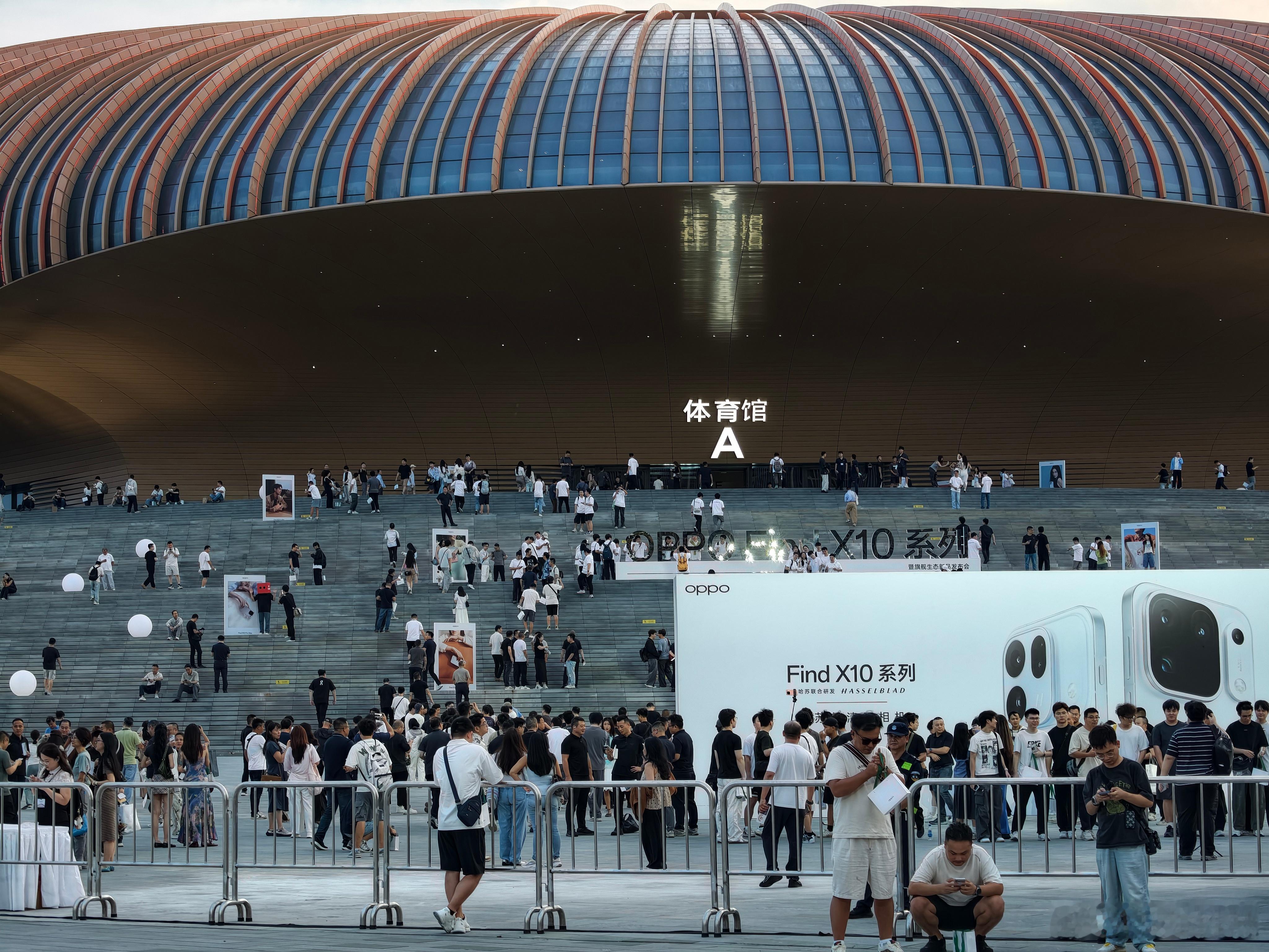 OPPOFindX10系列今日发布OK，来了来了！牛哥已经到达发布会现场，人山人