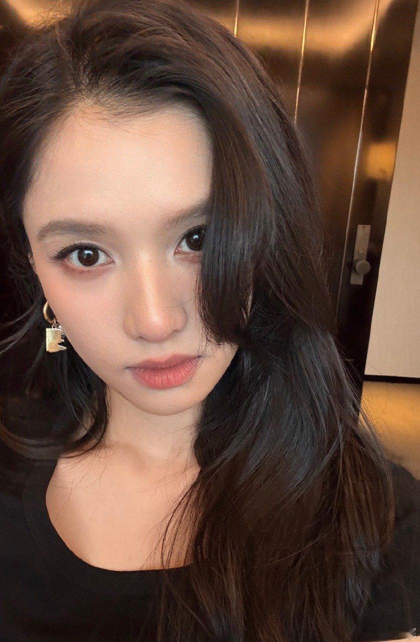 张婧仪拍戏遇到赶不走的路人  谁懂啊！张婧仪拍戏被路人闯镜还赶不走，心疼我女鹅～