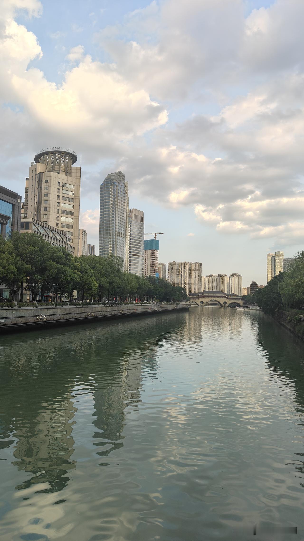 此时只想吟诗一首：
登楼，杜甫一一
花近高楼伤客心，万方多难此登临。
锦江春色来