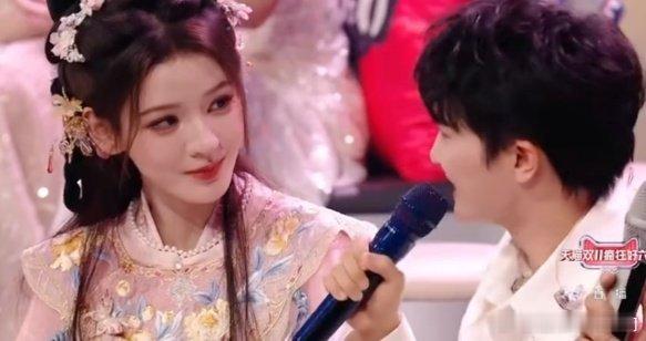 周深cue张予曦唱若梦 谁懂这种双向奔赴的感动！周深《若梦》舞台封神，台下主动c