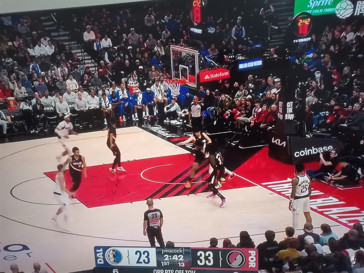 的比赛来啦！对独行侠，开拓者祭出小杨和罗威的双塔阵容。

真是敢于创新，比赛首节