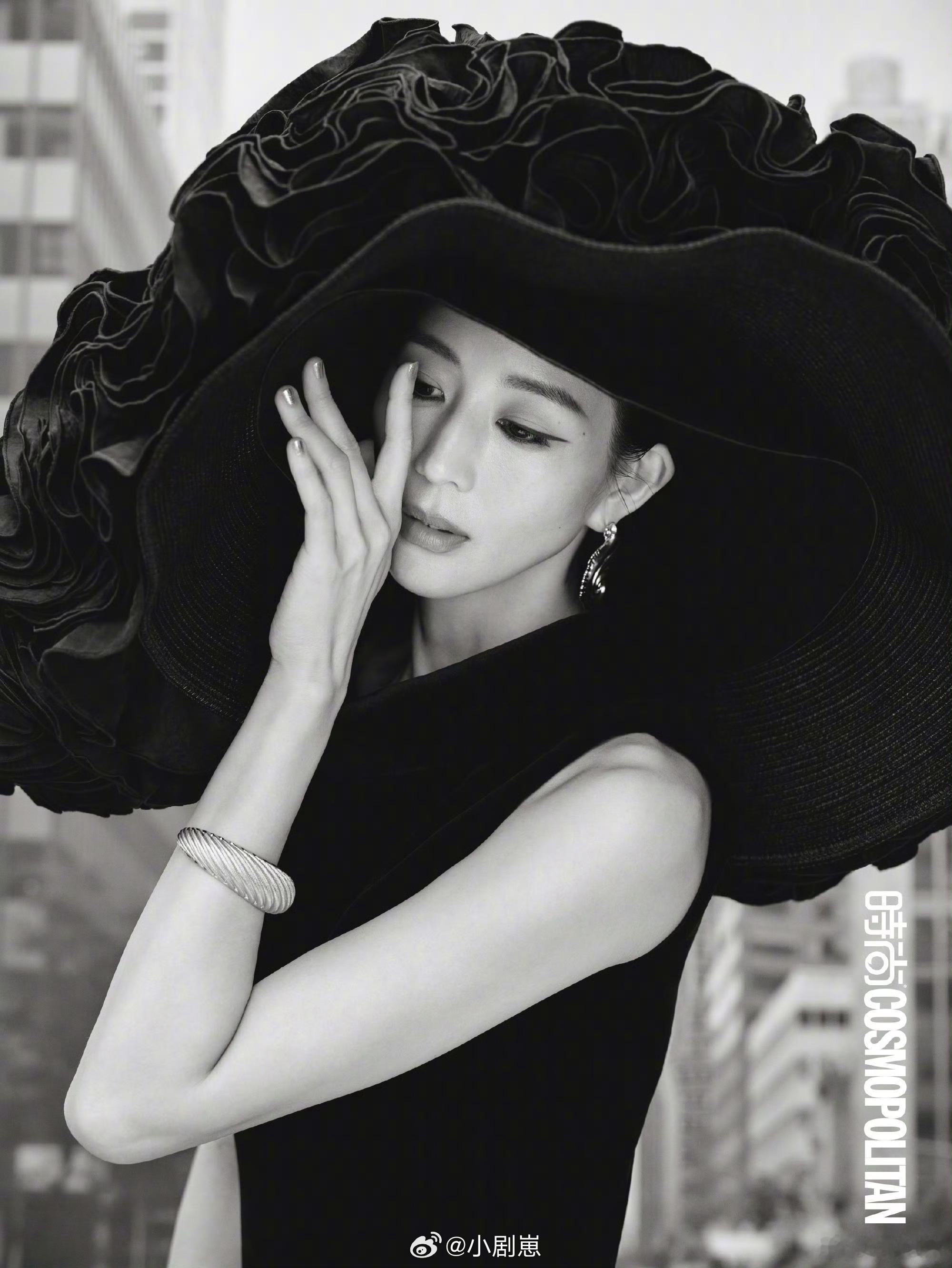 张钧甯好美的下颌线张钧宁好美的下颌线 张钧甯下颌线好美啊，一改往日风格太有优雅熟