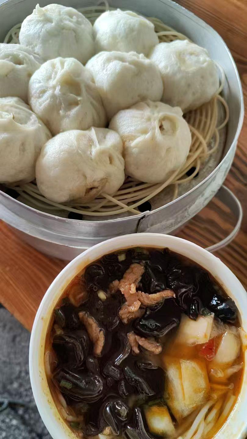 湖北打工仔回到广州吃的第一顿早餐，吃饱喝足，才有力气赚钱。收心，好好工作。