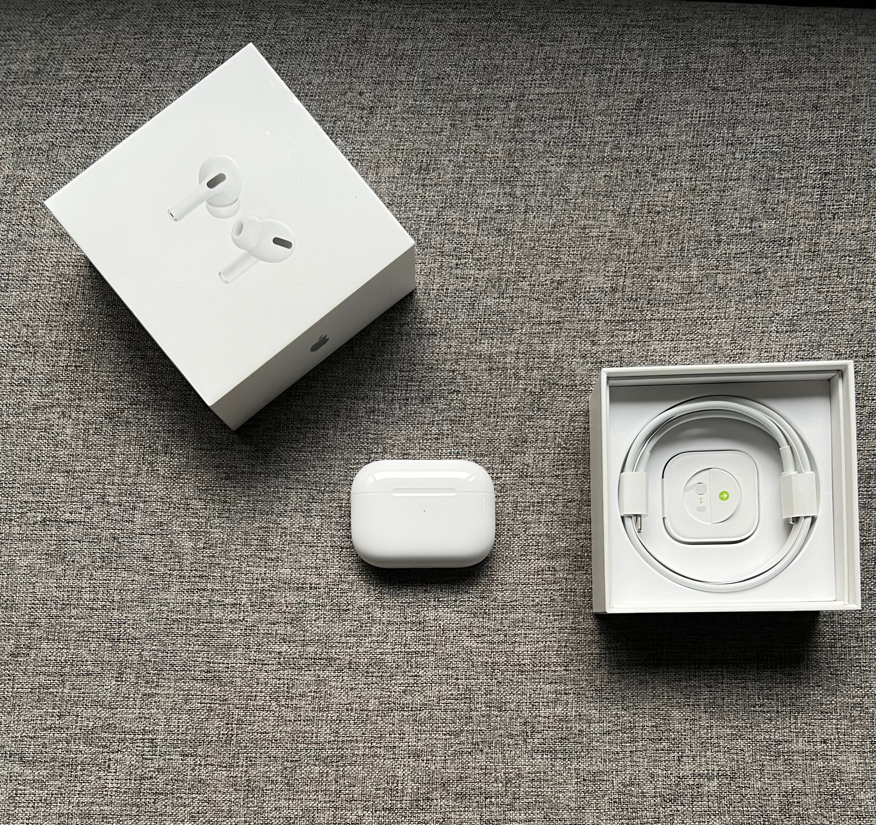 美版AirPods Pro二代（Lightning接口），整体轻微使用痕迹，盒子