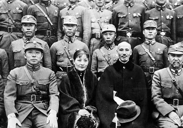 图一是蒋与少帅、阎老西的合影，后排将领，大家认得出几位呢？

照片应该摄于193