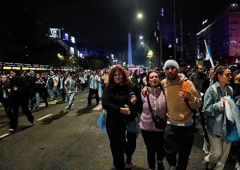 太离谱了！球员赛后打人、球迷国内爆发骚乱。19日，阿根廷队输球未捧得大力神杯后，