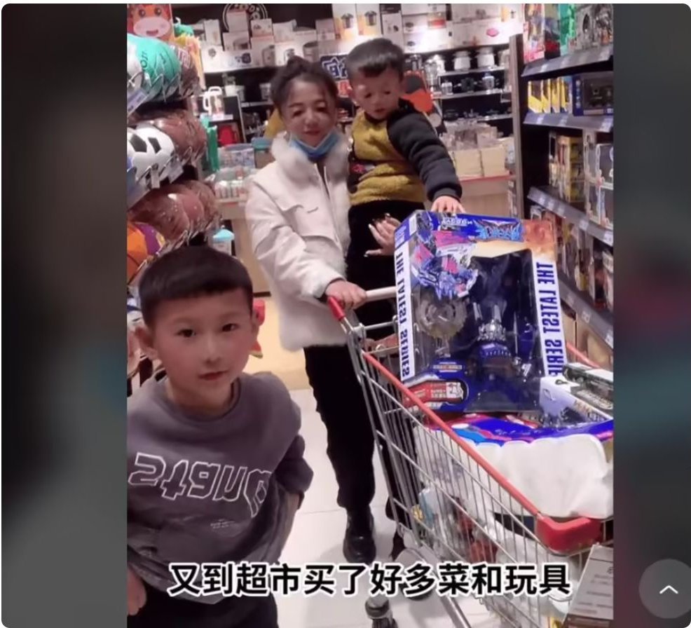 鸟脸妈妈生下正常的老大，再生二胎却是又丑又残儿子，被全网骂自私，现状让人感叹：为