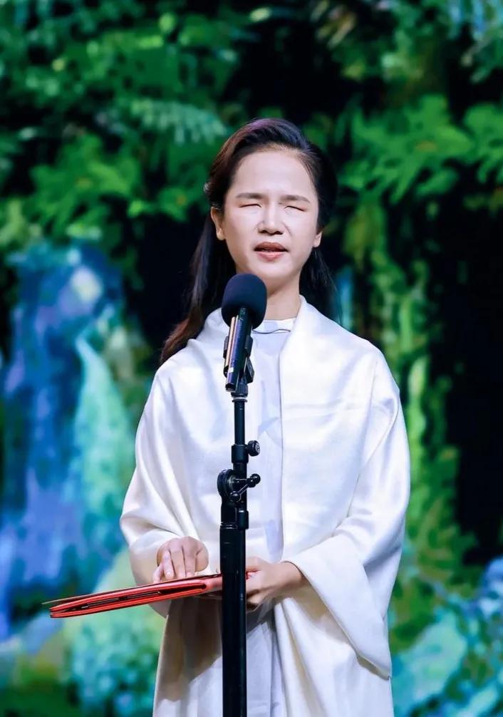 全国首位视障播音硕士董丽娜：失明不是终点，她用20年活成了“声音里的太阳”

董