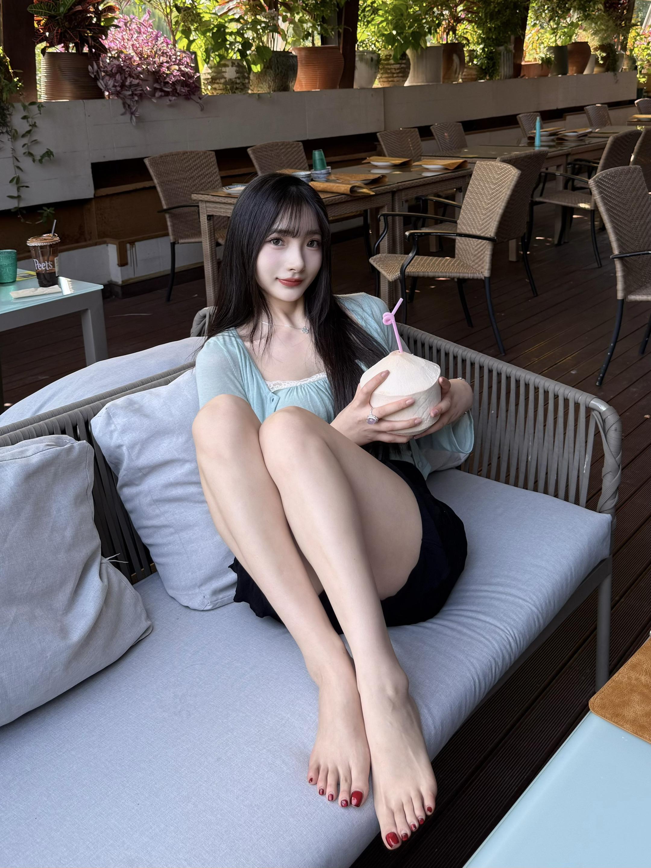 喝个🥥。