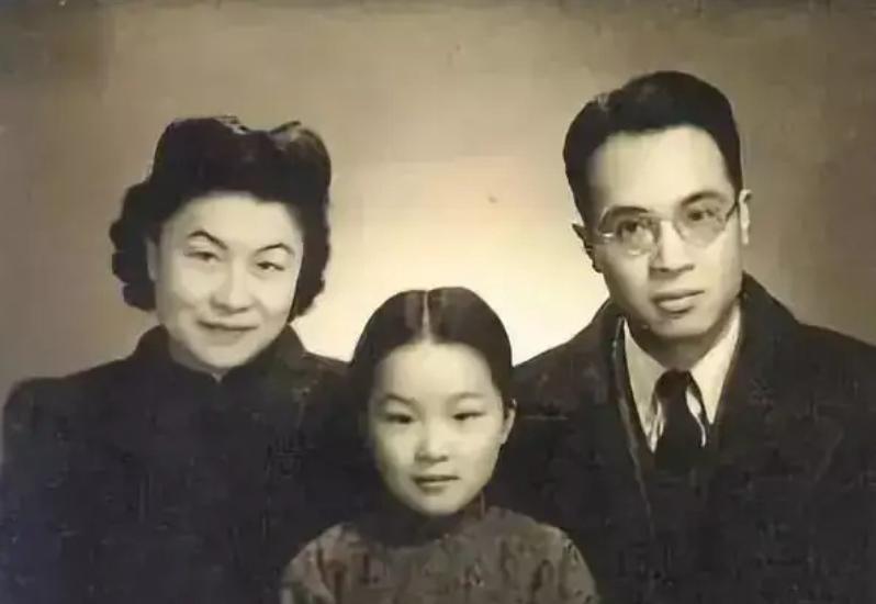 1973年，钱钟书的女儿被邻居骂了一句“臭寡妇”后又扇了一巴掌。母亲杨绛突然冲了