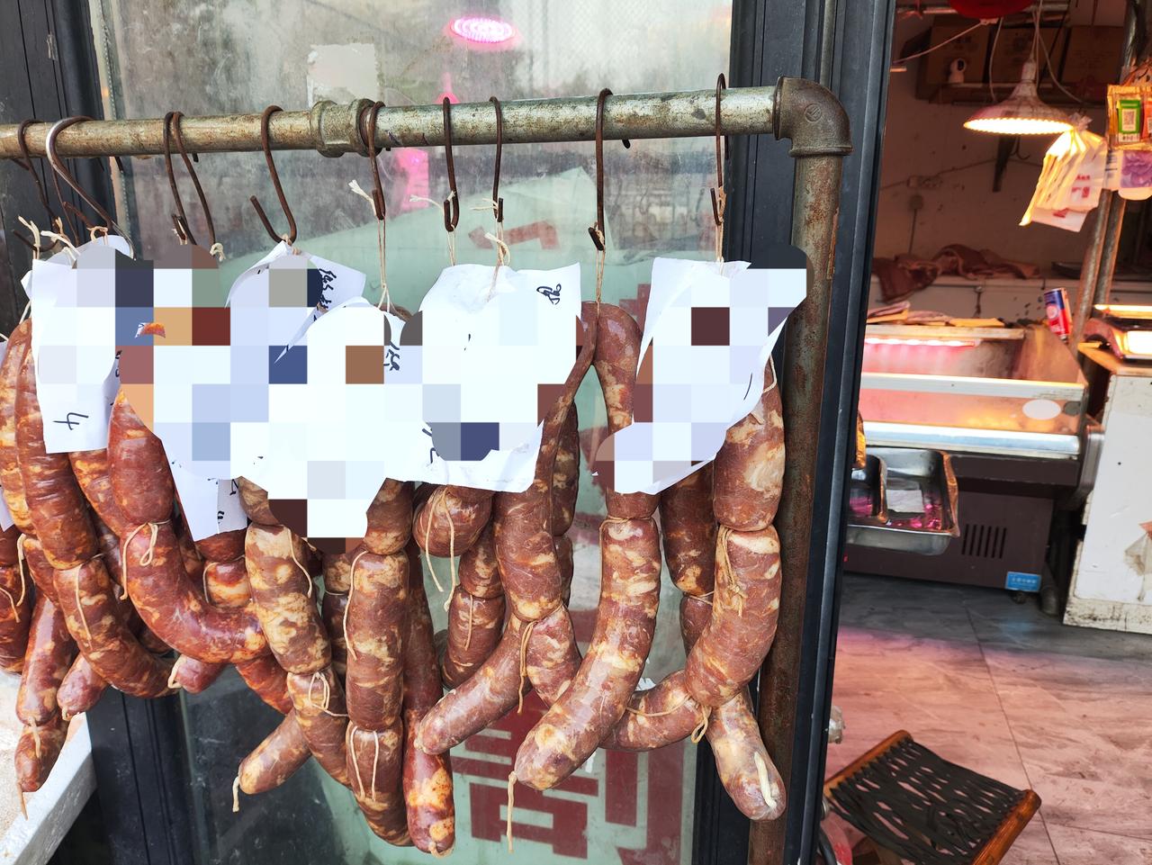 今年先灌了两根肠，只有前面老两张纸的是我的，都在肉铺挂着呢，周日应该就可以拿回家