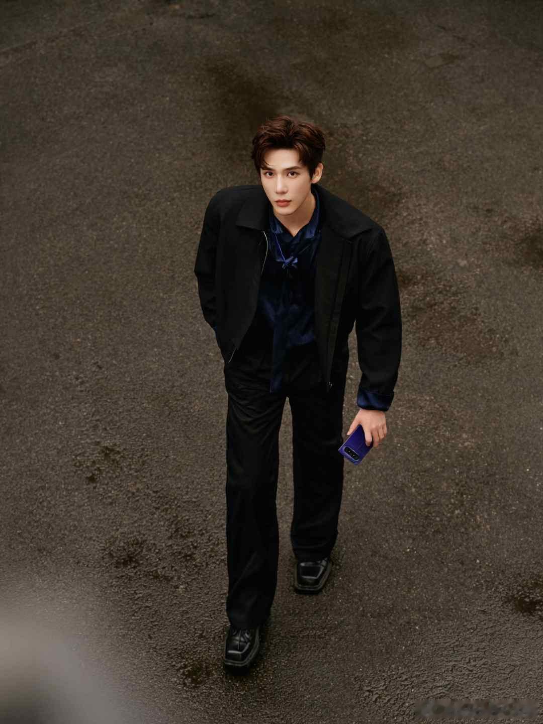 王安宇咖色西装王安宇雨中撑伞照 王安宇这组照片的反差感也太绝了吧，咖色西装的温柔