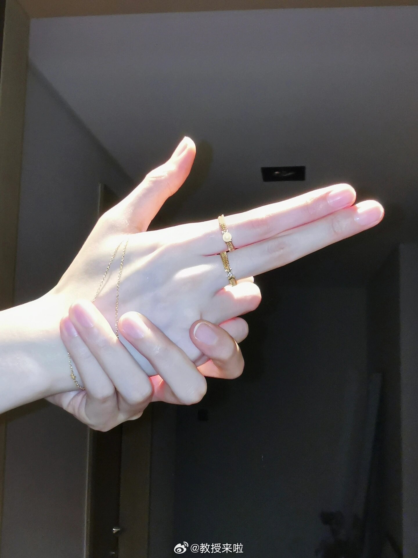 这手是被女娲吻过吧 ​​​