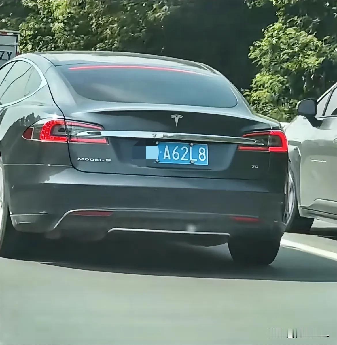 怎么会挂着蓝牌？谁能给我科普一下！外出办事行驶途中，遇到一辆蓝底白字尾号L8的特