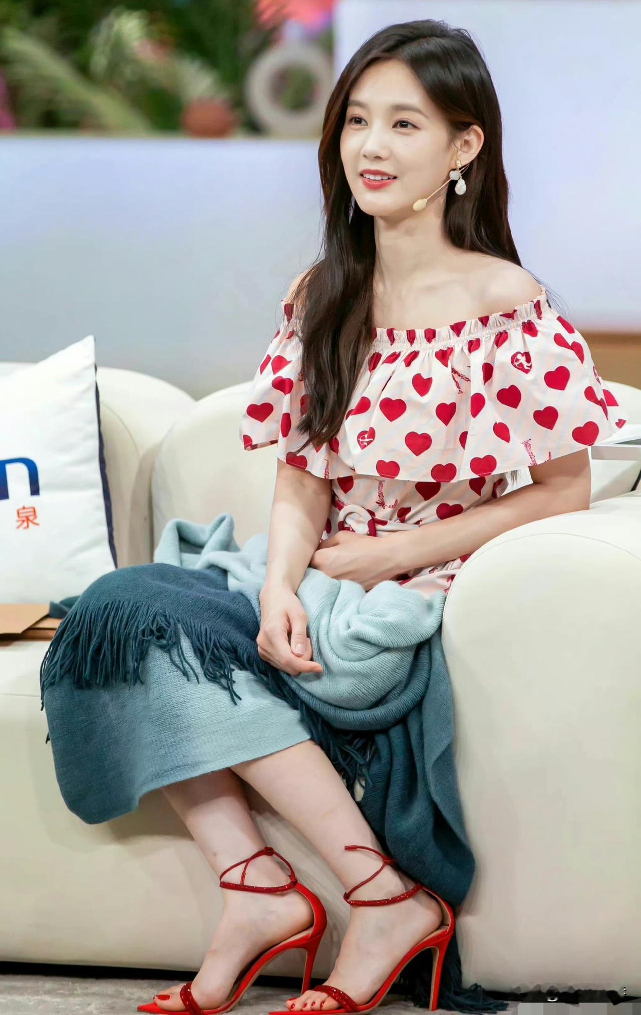 李一桐红色高跟凉鞋穿搭，尽显精致时尚，亮眼吸睛。美的张扬而热烈。