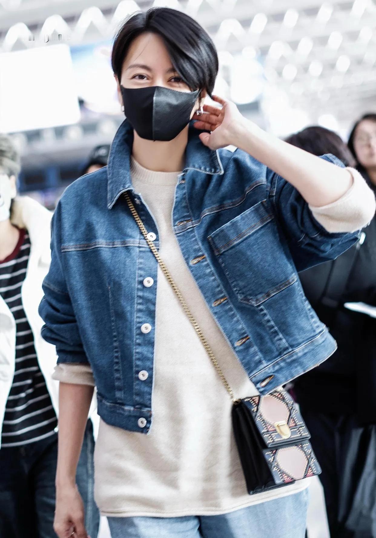 梁咏琪的牛仔穿搭，减龄又时髦
 
短款牛仔外套叠穿燕麦色针织衫，搭配宽松牛仔裤，