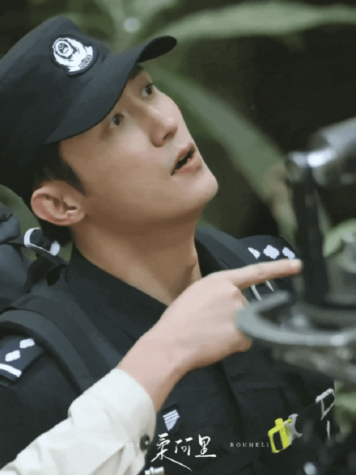 我想起之前在豆瓣看的一个帖子有人问：为什么黄景瑜拍偶像剧好像都不怎么需要提纯就吸