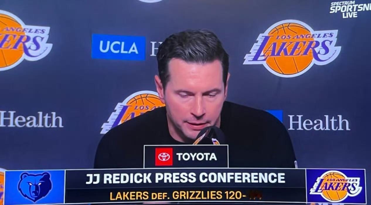 雷迪克表示：勒布朗早些时候曾主动找到他，希望队友能更多地将球传到低位让他接球，从