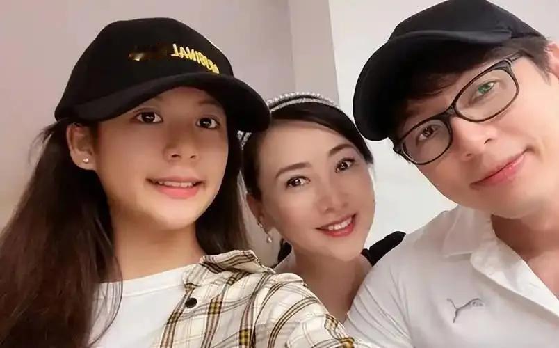 翁虹与丈夫分居三年，感情却愈发深厚。他们因女儿留学和事业发展而选择分居，通过“三