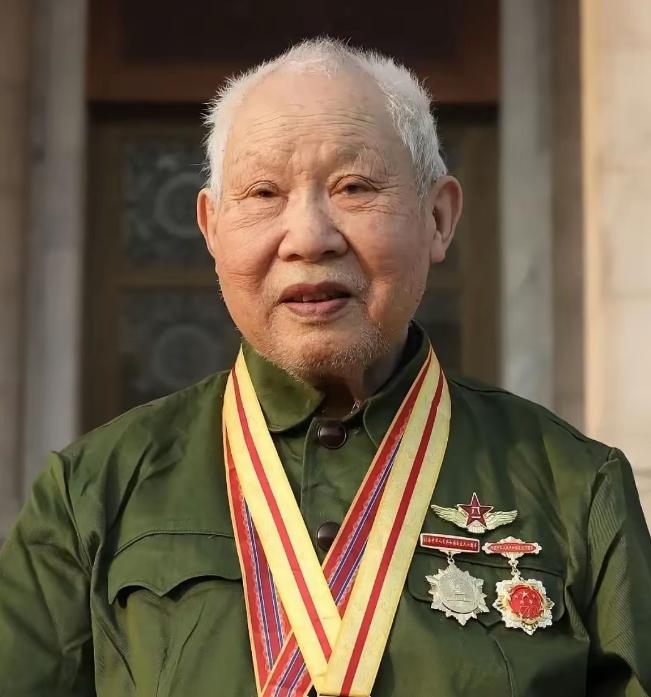 1955年全军首次授衔，三野的老团长刘志清拿到军衔通知，看到“中校”二字，沉默良