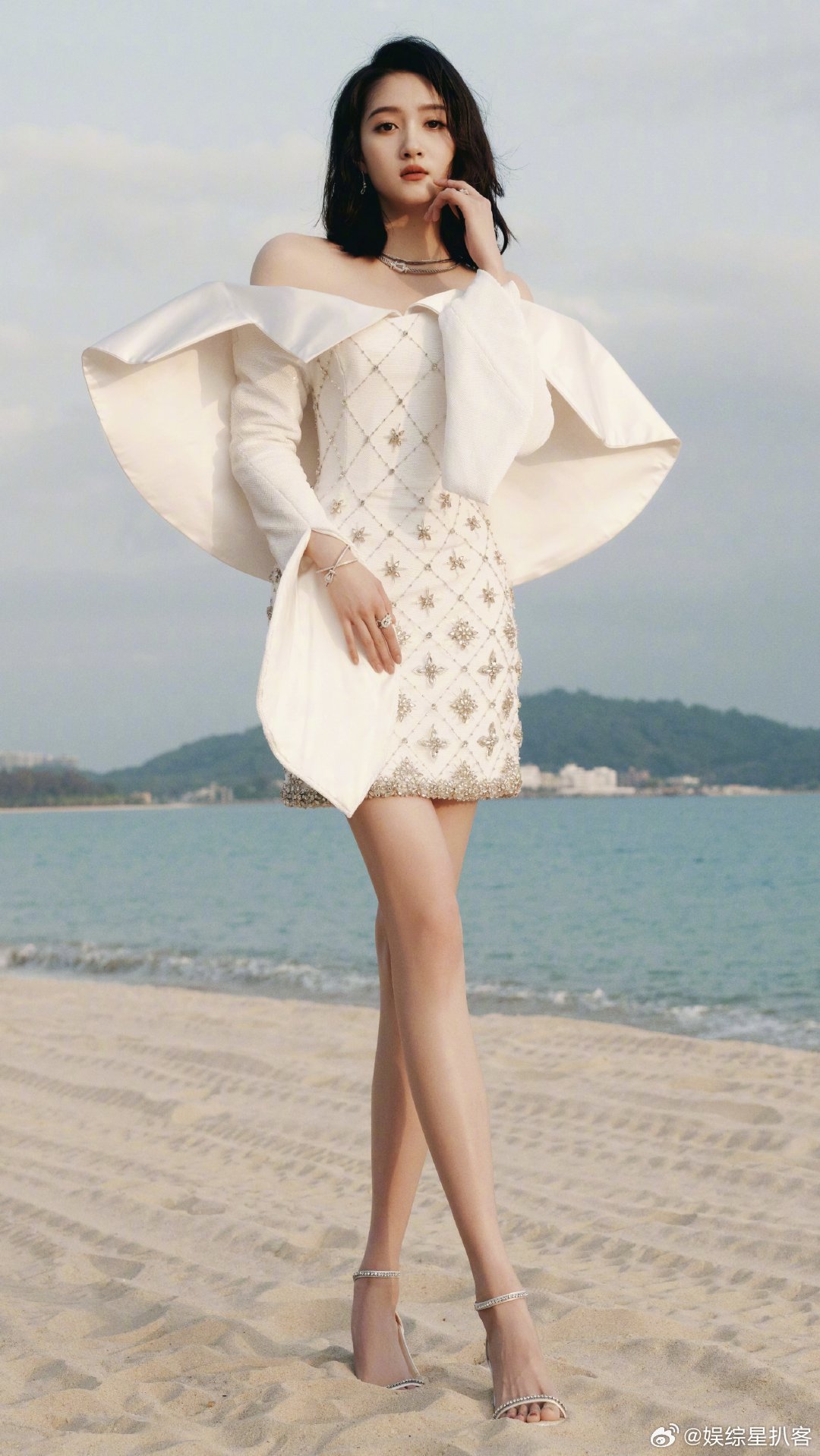 关晓彤大花感 海边蓝调写真里，她往那一站就自带“定海神针”的气场——不是紧绷的刻